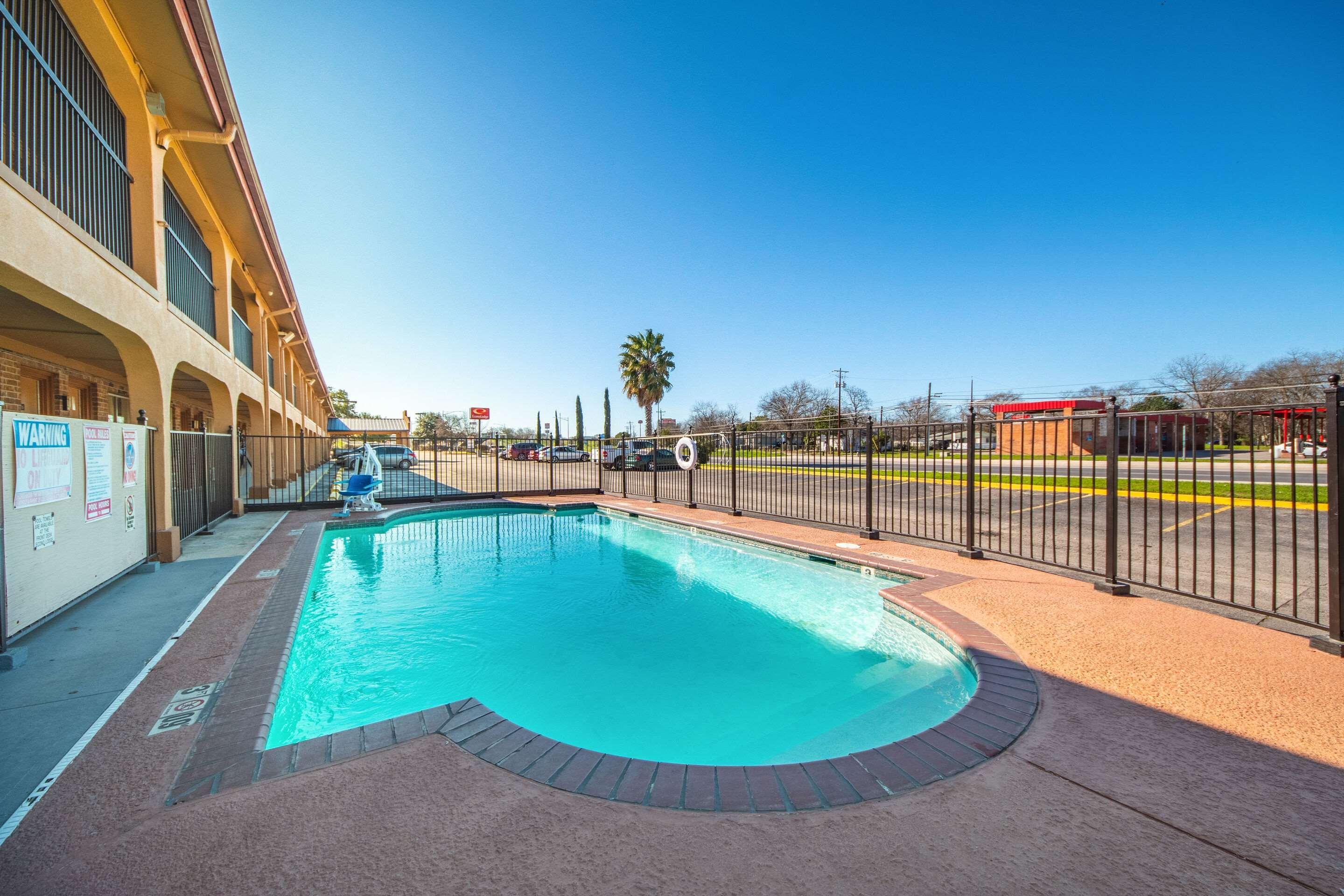 Econo Lodge San Marcos University Area Екстериор снимка