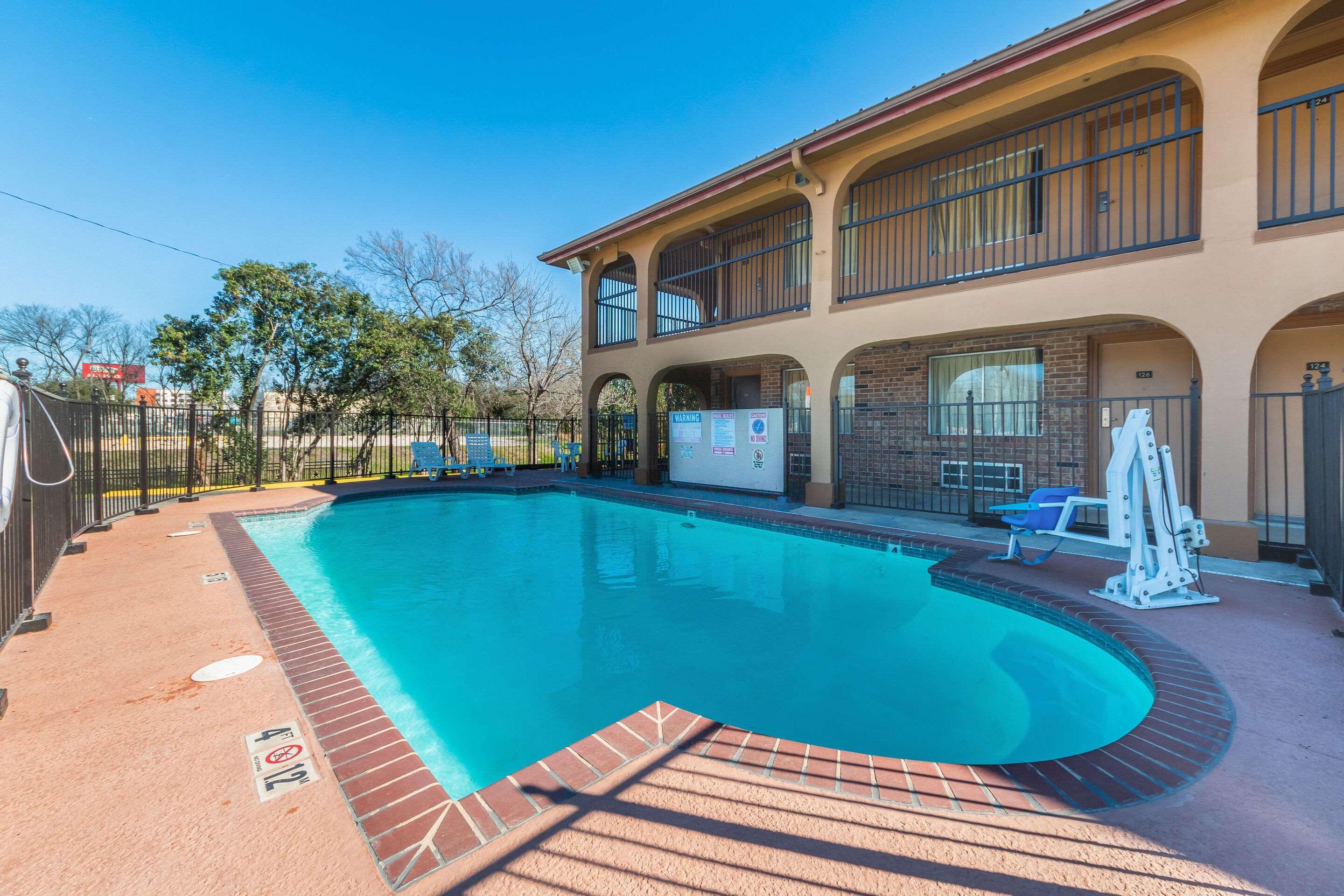 Econo Lodge San Marcos University Area Екстериор снимка